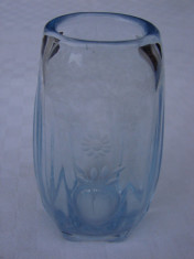 Impresionanta vaza din cristal avand gravata o floare, anii 1950 foto