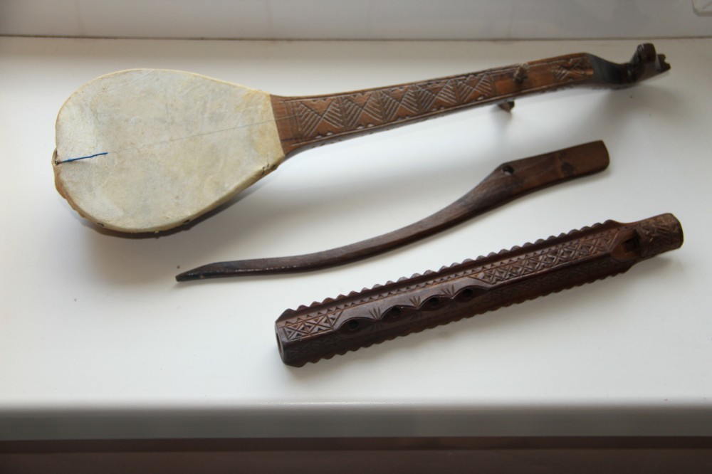 Fluier inedit si Gusla (instrument tarditional sarbesc) | arhiva Okazii.ro