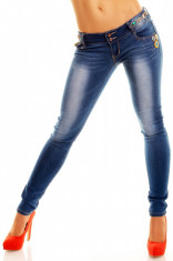 Blugi skinny cu floricele brodate (dama) foto