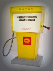Jucarie veche plastic si tabla Pompa Benzina Shell - Fabricata in DDR , anii &amp;#039;80 foto