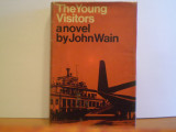 JOHN WAIN - THE YOUNG VISITORS - ED. MACMILLAN - CARTONATA - 206 PAG.