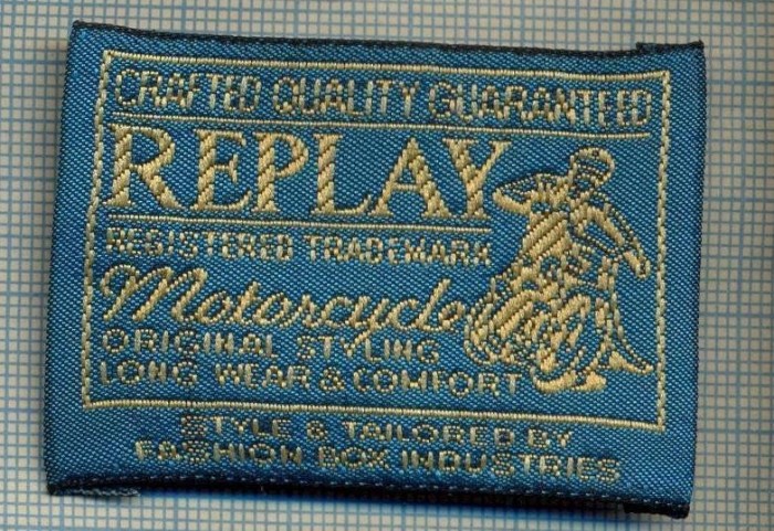 417 -EMBLEMA- REPLAY - BRAND RENUMIT DE IMBRACAMINTE -MOTO -starea care se vede