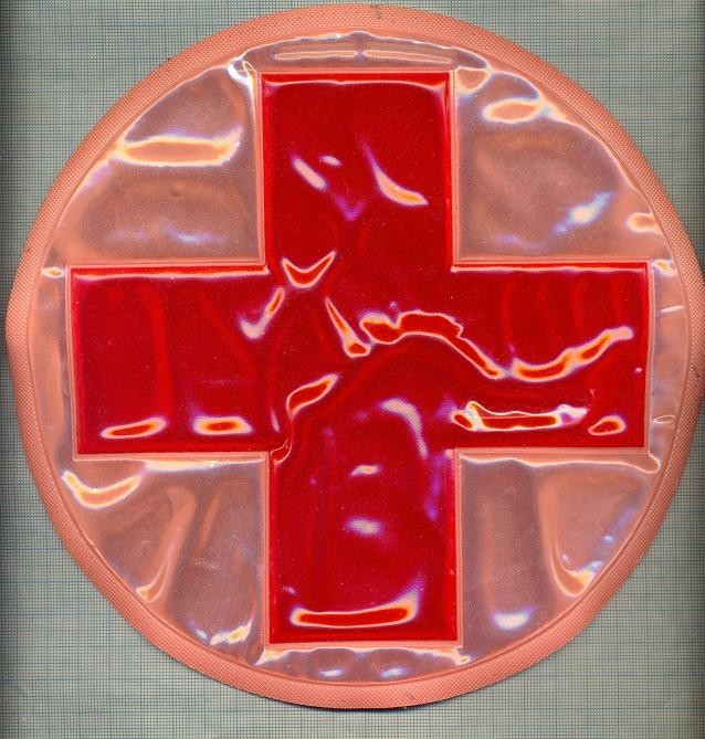 481 -EMBLEMA MARE - CRUCEA ROSIE -PARE FOSFORESCENTA -starea care se vede