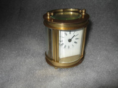 ceas vechi de birou sau voiaj din bronz si sticla fatetata foto