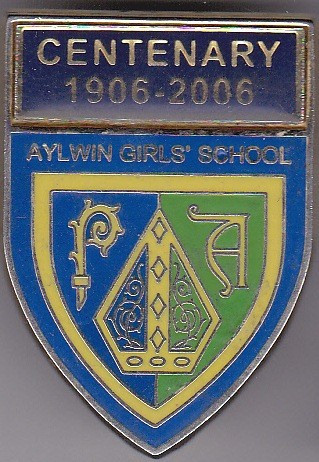 Insigna aniversara 1906-2006 Scoala de fete din Aylwin - Chile