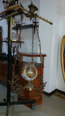 lustra candelabru vechi din bronz cu abajur multicolor si statui bronz foto