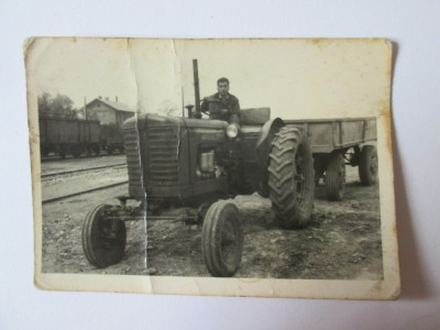 FOTO TRACTOR UNIVERSAL BRASOV ANII 50 foto