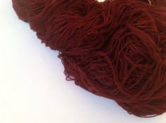 Fir de tricotat sau crosetat , moale , acril visiniu catifelat foto