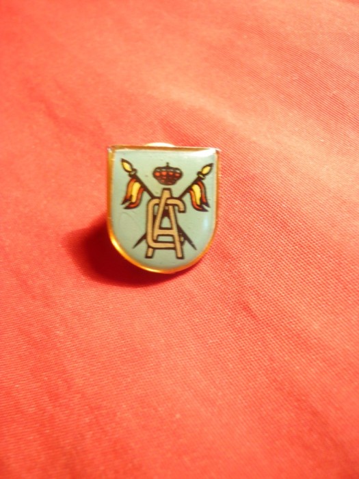 Insigna cu buton-Monograma CA , coroana , steaguri- metal si email , h=1,7 cm