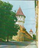CPI (B6377) CARTE POSTALA - SIBIU. STRADA CETATII CU TURNURILE BRESLELOR, Circulata, Fotografie