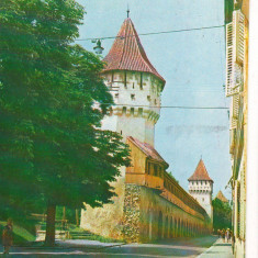 CPI (B6377) CARTE POSTALA - SIBIU. STRADA CETATII CU TURNURILE BRESLELOR