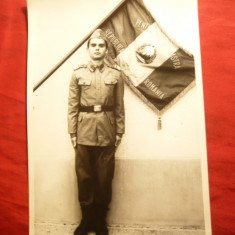 Fotografie- Elev-Sergent Felicitat in fata Drapelului 1983