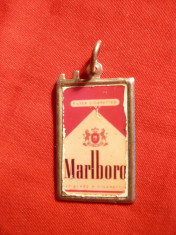 Medalion Reclama vechi Marlboro ,metal si email ,dim.= 1,8x2,8 cm foto
