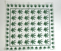 Bandana frunze cannabis mici pe alb foto