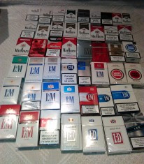 Lot de 300+ pachete de tigari goale pentru colectie foto