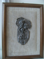 Deosebit tablou vechi rame lemn reprezinta Familia-din alama argintata,de decor. foto