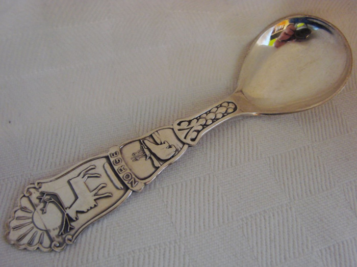 Impresionanta lingurita argintata inscriptionata NORGE decorata in basorelief