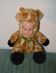 Jucarie plus copil imbracat de girafa, fata de cauciuc, fata si ochii expresivi foto