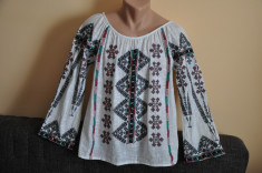 Bluza dama, motiv traditional (Ie traditionala romaneasca.Camasa costum popular) foto