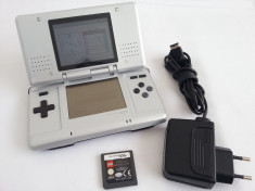 Nintendo DS + joc Pirates of the Caribbean + incarcator - originale foto