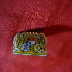 Insigna cu Stema veche Anglia , cu buton , L= 2,1 cm