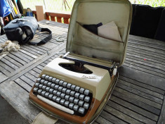 masina de scris caractere romanesti foto