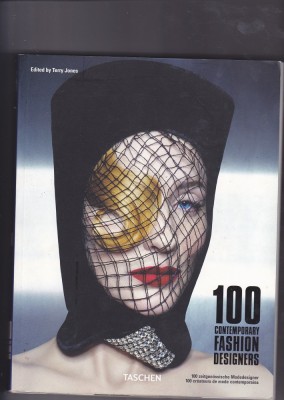 Cartea 100 Contemporary Fashion Designers A-K, in english, 2016, 364 pag foto