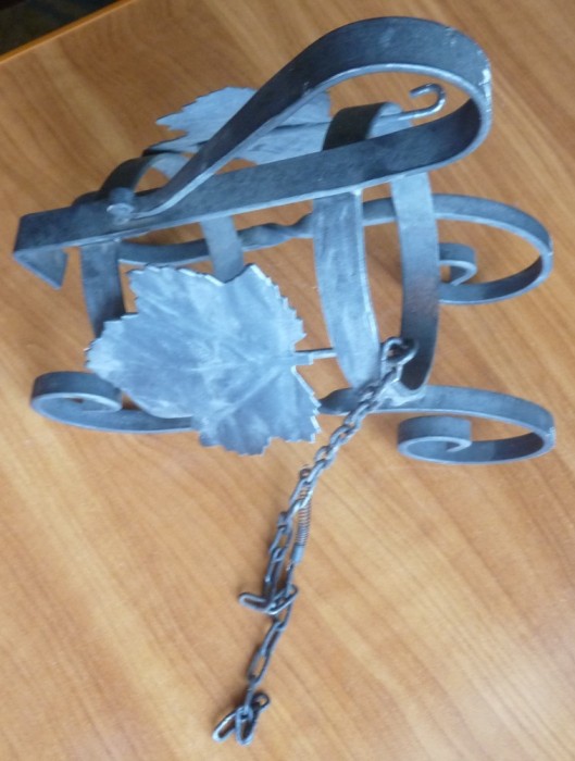 Stativ din fier forjat , cu ornamente ,pentru o sticla de vin , vechi , deosebit