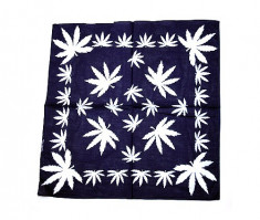 Bandana frunze cannabis mari albe pe albastru foto