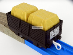 TOMY - Thomas and Friends - TrackMaster - Vagon negru incarcat 2 cutii galbene foto
