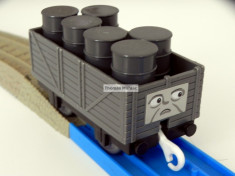 TOMY - Thomas and Friends - TrackMaster - Vagon gri incarcat cu butoaie foto