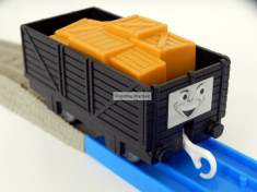 TOMY - Thomas and Friends - TrackMaster - Vagon negru cu cutii portocalii foto