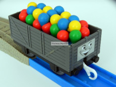 TOMY - Thomas and Friends - TrackMaster - Vagon gri incarcat cu baloane foto