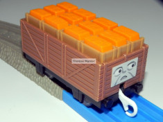 TOMY - Thomas and Friends - TrackMaster - Vagon maro incarcat cu caramizi foto