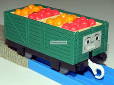 TOMY - Thomas and Friends - TrackMaster - Vagon verde incarcat cu fructe foto