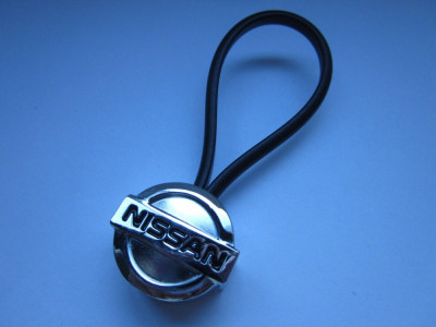 Breloc auto metalic detaliu cauciuc pentru Nissan + cutie simpla cadou foto