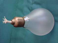 Lampa cu petrol in forma de bec electric foto