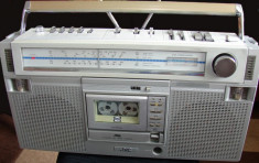 JVC Radiocasetofon AM FM SW LW f.puternic radio si casul totul functioneaza foto