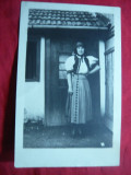 Ilustrata - Fotografie -Taranca in fata usii - Folclor ,interbelica