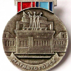 T1. INSIGNA RUSIA URSS MAGNITOGORSK PIONIERI DVORET 1979, 42 x 36 mm **