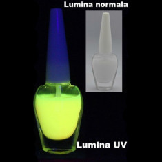 Oja invizibila fluorescenta galbena la lumina UV foto