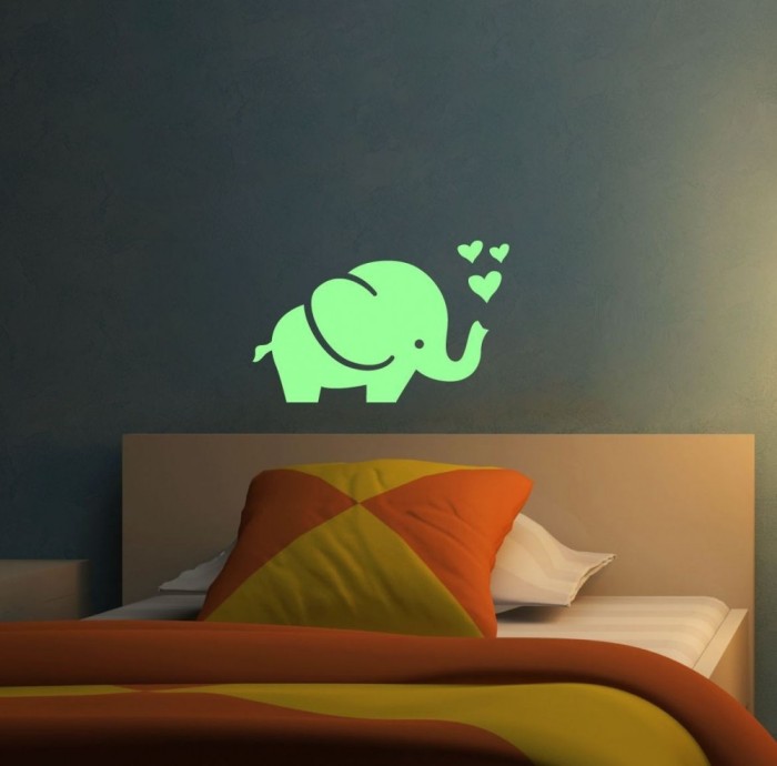 Sticker fosforescent luminos model Elefant cu inimioare Sticker fosforescent luminos model Elefant cu inimioare