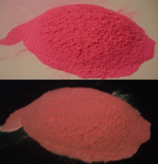 Pigment fosforescent rosu care lumineaza orange foto