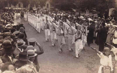 PARADA , FOTO LEONARD , TIMISOARA IV , BULEV. CAROL 15 foto