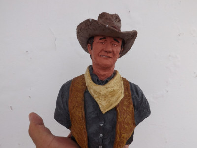 Statueta lui John Wayne,lucrata manual si semnata. foto