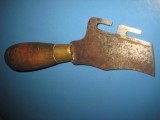5951-Intrument de taiat tip Cutit din otel cu agatatori, maner lemn. Manual executat, lungime 18 cm, latime 4.5 cm.