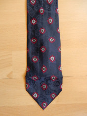 Cravata Hugo Boss Made in Italy; 100% matase; 138 cm lungime;impecabila, ca noua foto