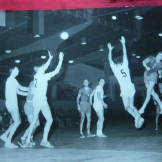 Fotografie mare de presa 1960- Meci Handbal DDR- Romania , 22,4 x 13 cm