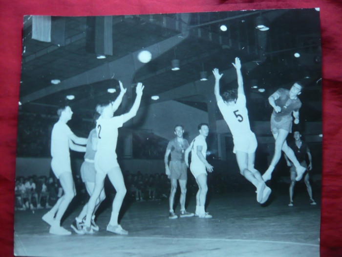 Fotografie mare de presa 1960- Meci Handbal DDR- Romania , 22,4 x 13 cm