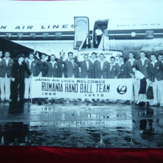 Fotografie 1960-Sosirea Echipei Handbal a Romaniei in Japonia -Japan AirLines